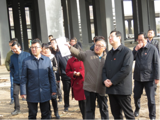 省委常委、西寧市委書(shū)記王曉在青海省物產(chǎn)集團(tuán)總公司黨委書(shū)記、總經(jīng)理王玉輝陪同下，深入青海物產(chǎn)朝陽(yáng)物流園區(qū)。