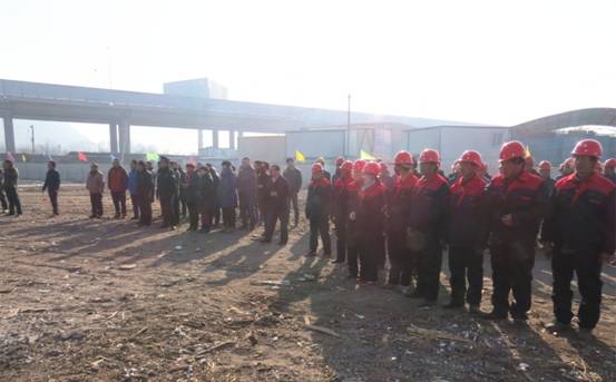 揚(yáng)鞭策馬喜圓發(fā)展夢，萬眾一心共筑新長城