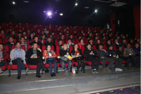 青物集團(tuán)黨委集中組織觀看優(yōu)秀紀(jì)錄片《厲害了，我的國》